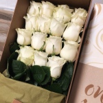 Белые розы в прямоугольной коробке